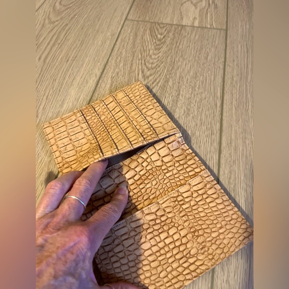 Posh show.  Liz Claiborne bi fold ladies wallet​ - Picture 6 of 9